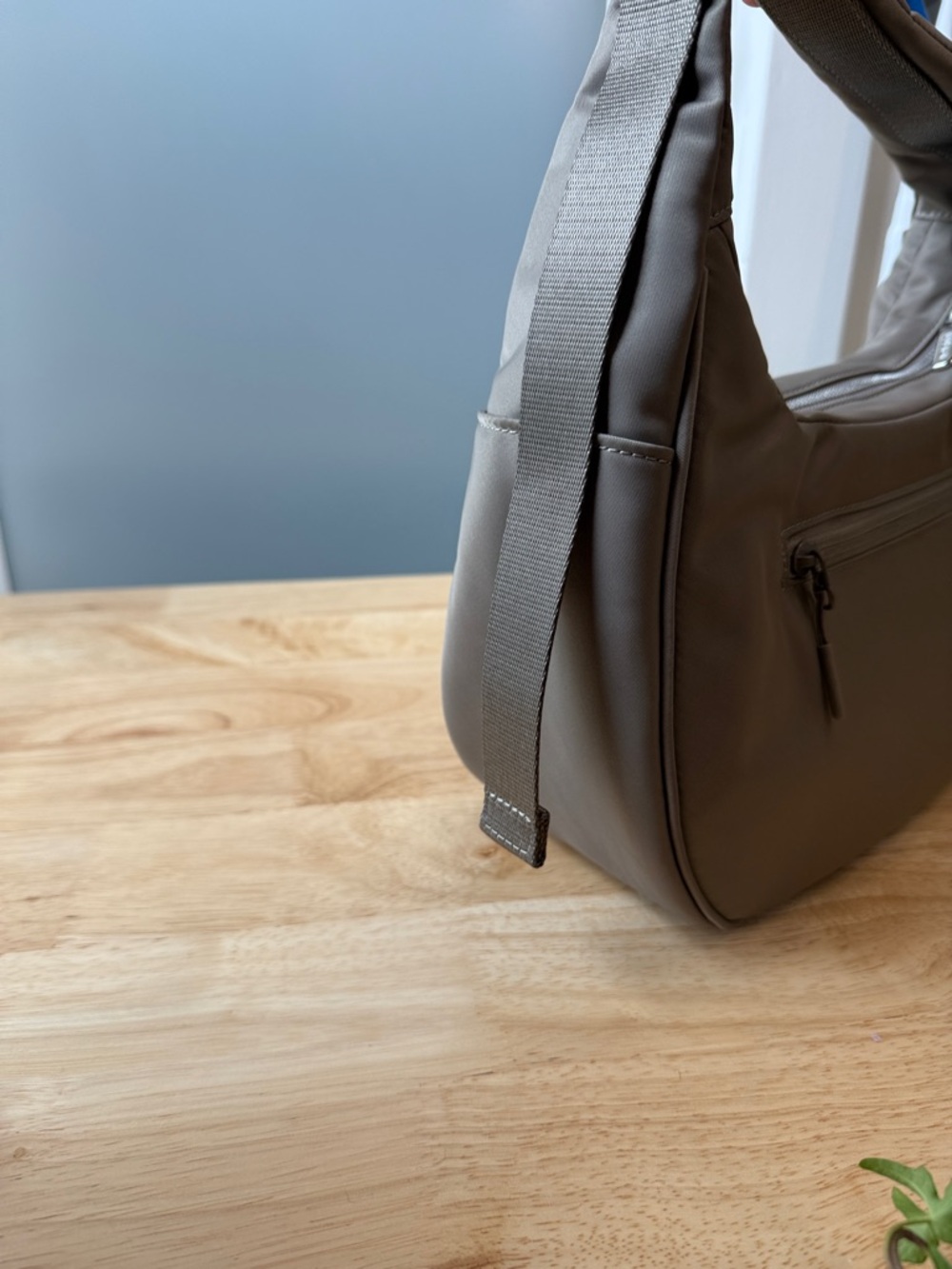 Lululemon City Essentials Shoulder Bag 4L - Picture 5 of 5